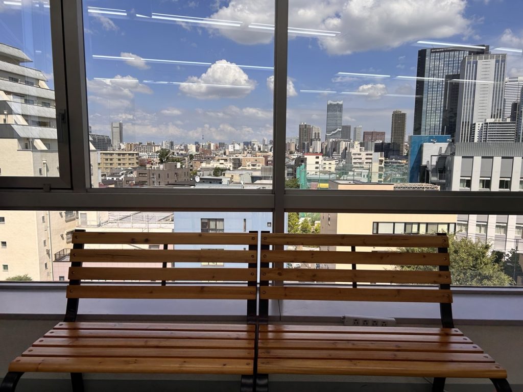 社内風景2 ベンチに座ってリフレッシュ(≧▽≦)